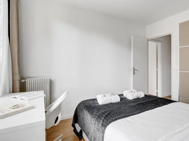 Fontainebleau Suite: View of the Eiffel Tower with balcony, Paris Amsterdam Apartments for Rent