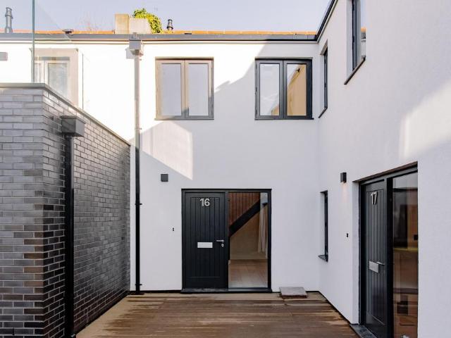 Fonthill Mews, Finsbury Park, N4 2 bed terraced house to rent £3,300 pcm £762 pw