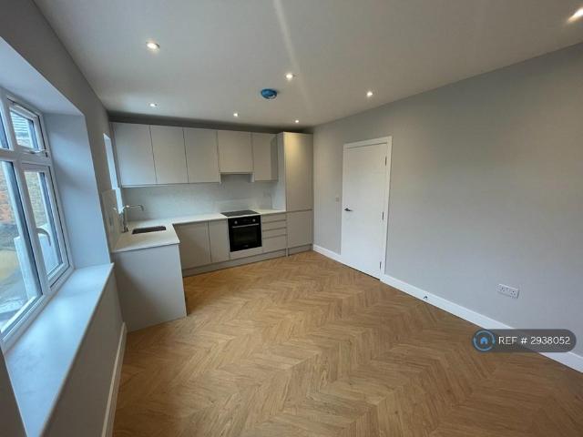 Footscray Road, London, SE9 3 bed flat to rent £2,200 pcm £508 pw