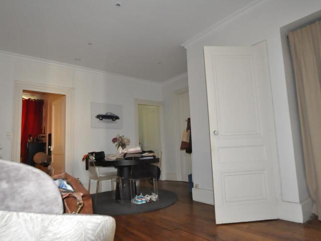 FOCH / BEAU T3 DE 83 m² DANS IMMEUBLE DE CARACTERE AVEC PARKING