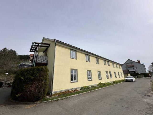 FOHNSDORF: Attraktive Wohnung mit Laubengang und moderner, möblierter Küche