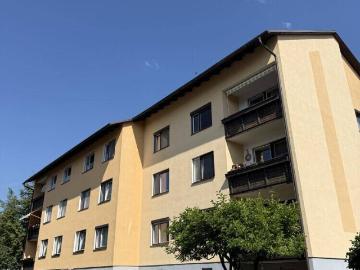 FOHNSDORF: Großzügige, teilmöblierte Wohnung mit Balkon und Parkplatz