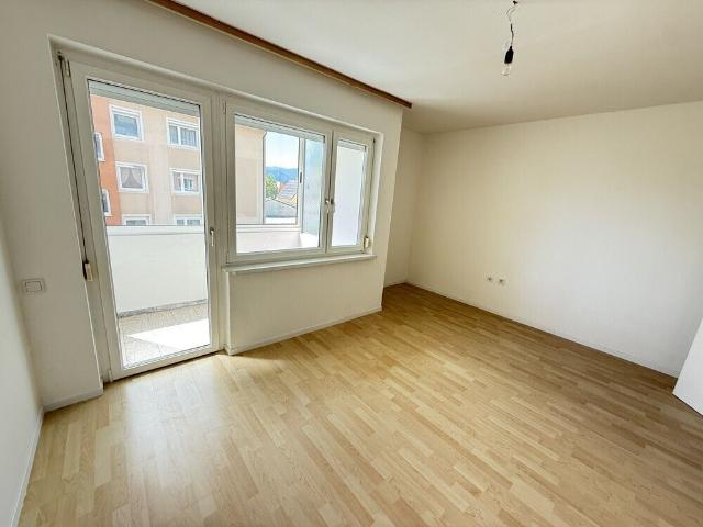 FOHNSDORF: Helle 2 Zimmer Wohnung mit Loggia