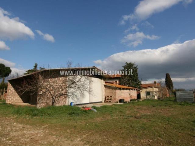 Foiano vendesi annessi agricoli di mq 140 con 5 ettari di te. 140m² Foiano della chiana