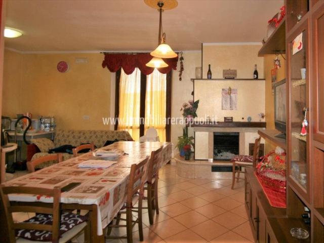 Foiano vendesi appartamento di mq 110 capotesta dell'edifici. 110m² Foiano della Chiana