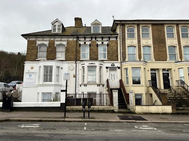 Folkestone Road, Dover, CT17 1 bed flat to rent £775 pcm £179 pw