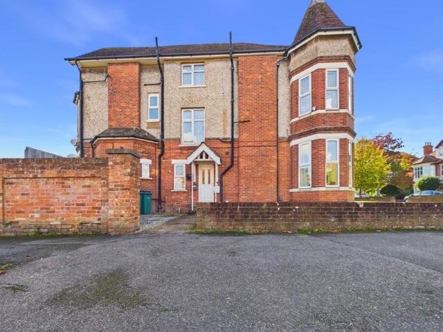 Folkestone 1 bed apartment to rent £775 pcm £179 pw