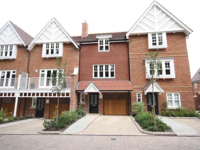 Folly Hill Gardens, Maidenhead. 4 bed townhouse to rent £2,900 pcm £669 pw