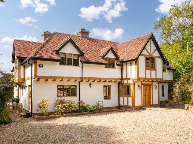 Folly Mill Lane, Thaxted, CM6 4 bed detached house to rent £5,500 pcm £1,269 pw