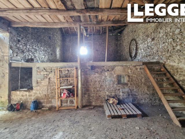 Fort potentiel de développement. Maison jumelée avec une immense grange indépendante dans un hameau paisible