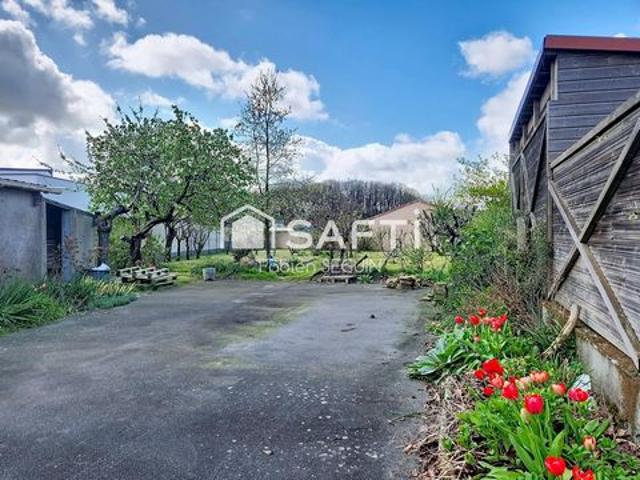 Fort potentiel pour cet ensemble immobilier comprenant une maison ancienne et un terrain constructible