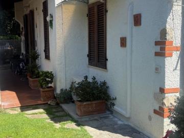 FORTE DEI MARMI AFFITTASI PER LUGLIO ED AGOSTO PORZIONE DI BIFAMILIARE IN OTTIME CONDIZIONI ED A 150 MT DAL MARE
