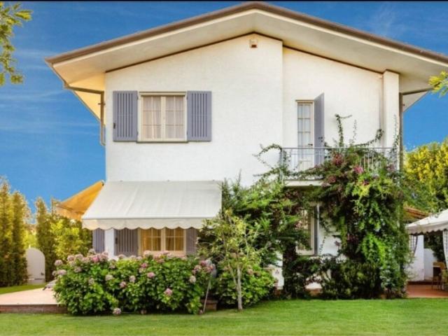 FORTE DEI MARMI IN BELLISSIMA ZONA AFFITTASI VILLA SINGOLA