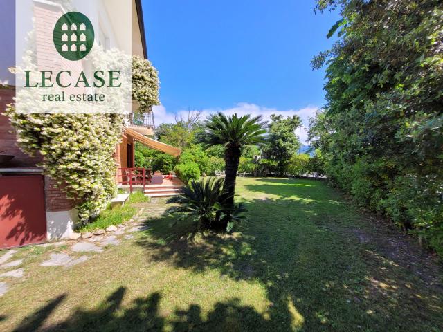 Forte dei Marmi Vittoria Apuana: Villa Indipendente con Giardino Dis