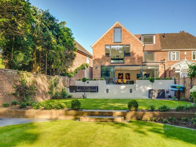 Fortescue Road, Weybridge, Surrey, KT13 5 bed semi detached house to rent £7,000 pcm £1,615 pw
