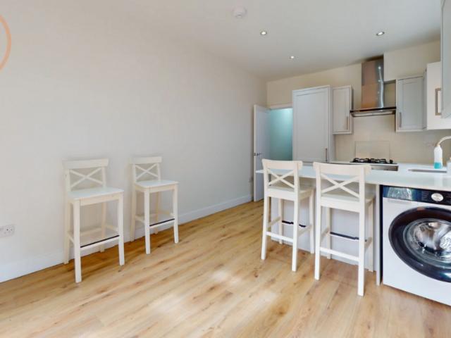 Fortescue Road, Colliers Wood. 2 bed maisonette to rent £2,100 pcm £485 pw