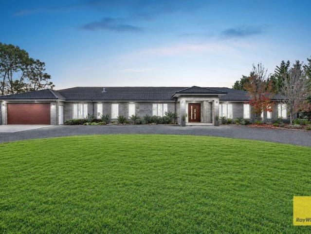 FORTHCOMING AUCTION A Grand, Good As New Family Home on 4003m2 of Land