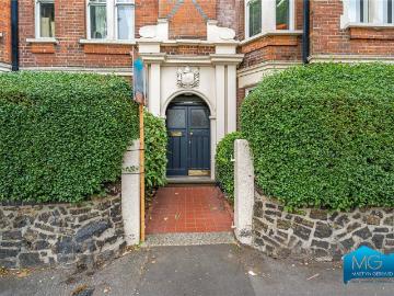 Fortis Green, London, N10 3 bed apartment to rent £2,350 pcm £542 pw