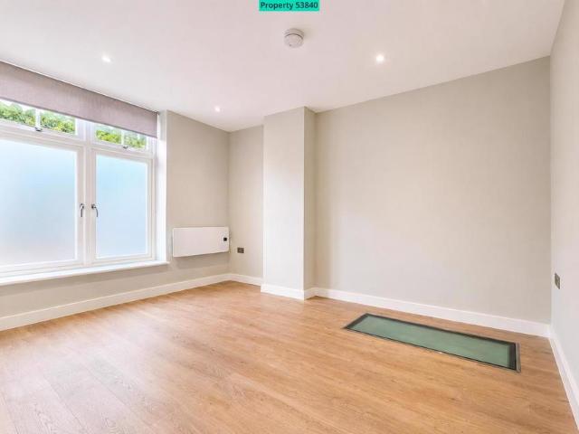 Fortis Green, London, N2 3 bed flat to rent £2,450 pcm £565 pw