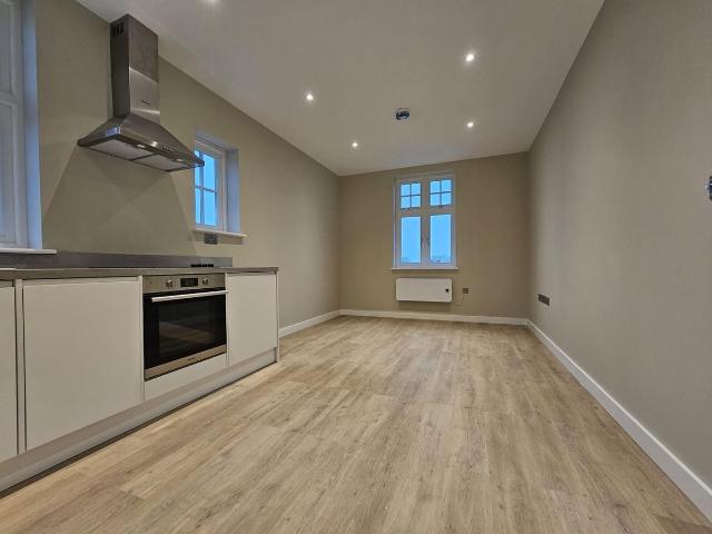 Fortis Green, Muswell Hill N2, 2 bed flat to rent, £2,450 pcm | PrimeLocation