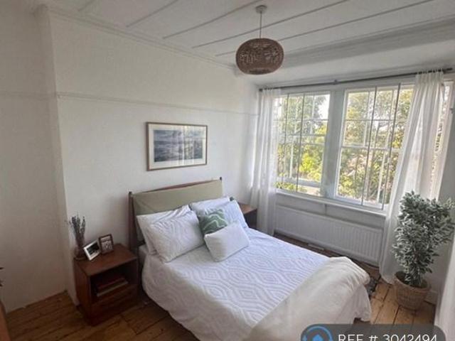 Fortis Green Road, London, N10 3 bed flat to rent £2,650 pcm £612 pw