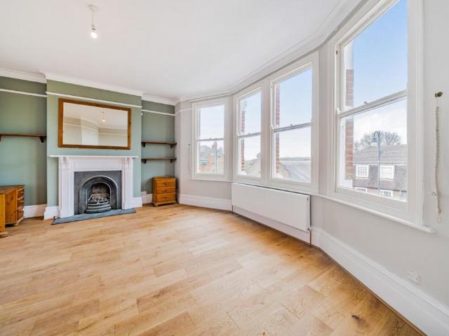 Fortis Green Road, London, N10 3 bed flat to rent £2,700 pcm £623 pw