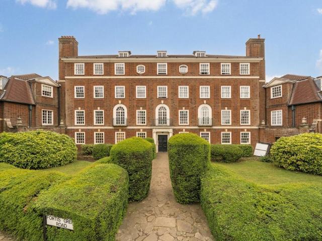 Fortis Green Road, London N10 3 bed flat to rent £2,850 pcm £658 pw