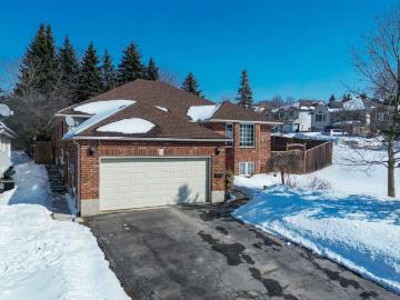 Wellington, Ontario - Garden, Parking, Cellar
