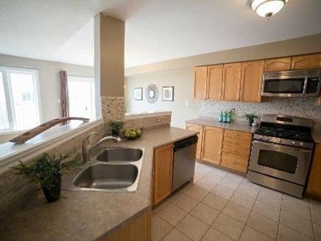 For Lease 52 Apple Tree Crescent, Uxbridge, Ontario