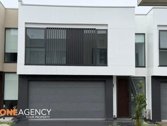 For Lease 5 Beds Modern Family Townhouse in the Heart of Box Hill