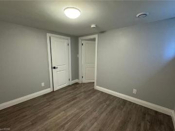 London, Ontario - Equipped kitchen, Cellar
