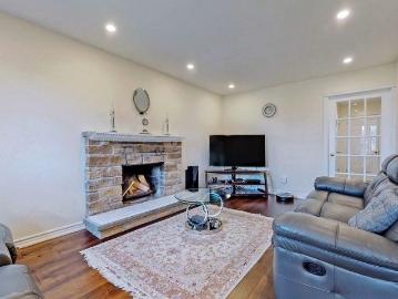 For Lease 95 Lensmith Drive Unit# Main and upper floor, Aurora, Ontario