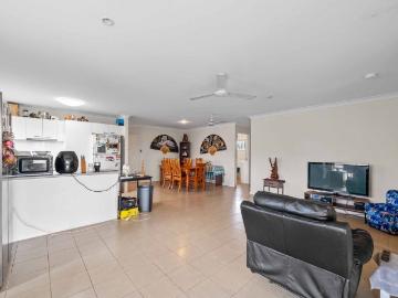 For Lease: Charming 4 Bedroom Family Home in Lowood, QLD!