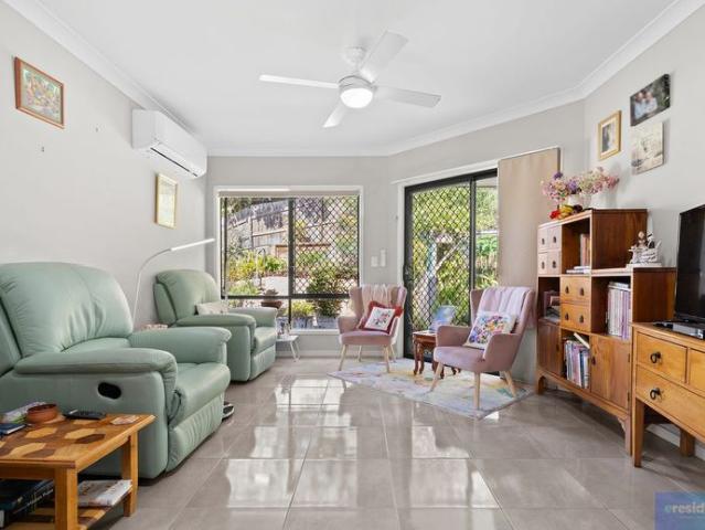 For Lease: Lovely Family Home With Huge Outdoor Entertaining Area in Holmview, QLD!
