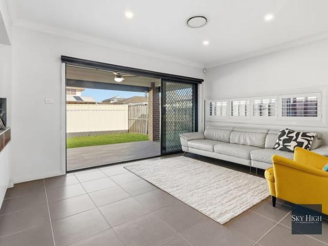 FOR LEASE! Modern Family Home with 4 bed + 2 living + Study in The Ponds