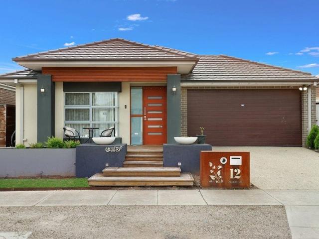 For Lease Modern Family Home with Stylish Interiors and Prime Point Cook Location