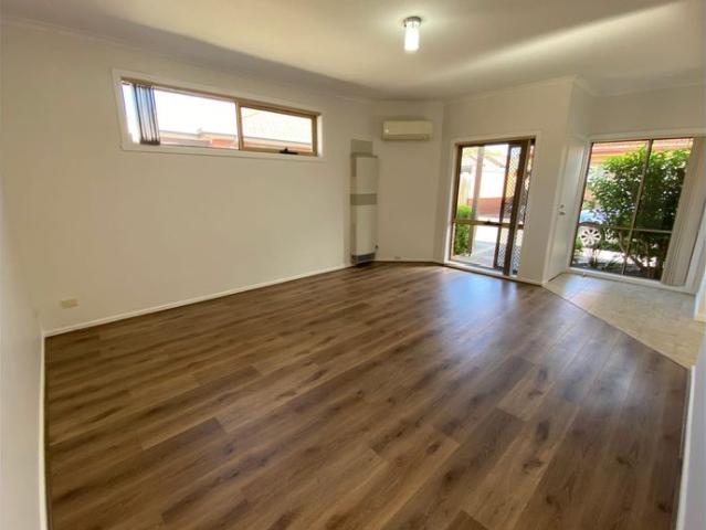 FOR LEASE Stylish & Convenient Living in Brunswick Wes