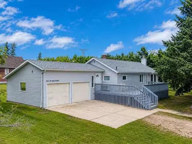 For sale: 117, 3rd ave east, St. Walburg, Saskatchewan S0M2T0.