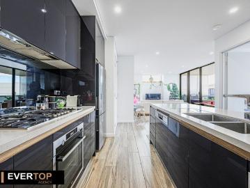 FOR SALE Top floor, Sensational Luxury Apartment Level 13 1305/12 Galloway Street, Mascot