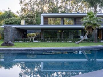 Moradia c/ 4 suítes | Arquitetura moderna | Piscina aquecida | Área verde c/ 12.000 m2 | Garagem para 4 carros | Louredo Santa Maria da Feira