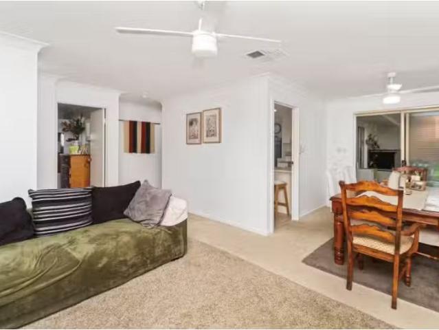 Just in! 41 Balleroo Crescent, Glenfield Park House for rent.