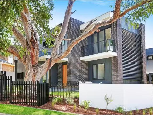 Deal! 4/25 Oleander Pde, CARINGBAH Townhouse for rent Listed.