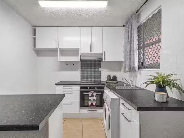 Cozy 4/2 Carl Street, Woolloongabba, QLD 4102