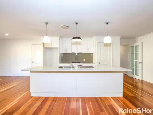 Just in! 42 Cheviot Drive, Kelso, NSW 2795