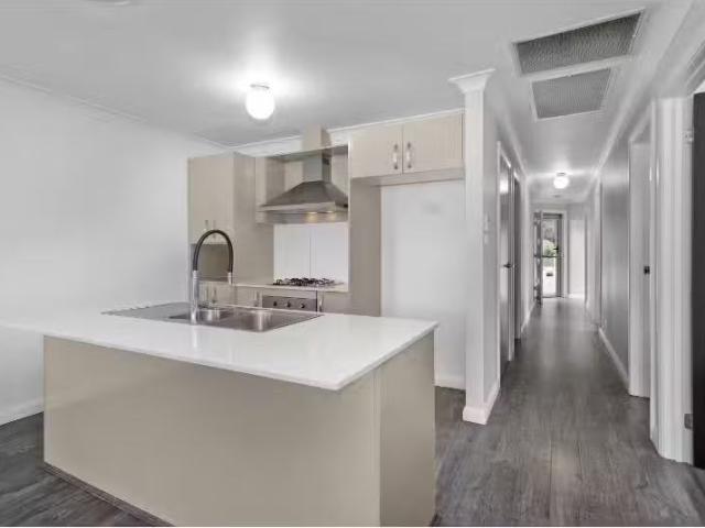 Deal! 47 Donovan Circuit, ROPES CROSSING House for rent Liste.