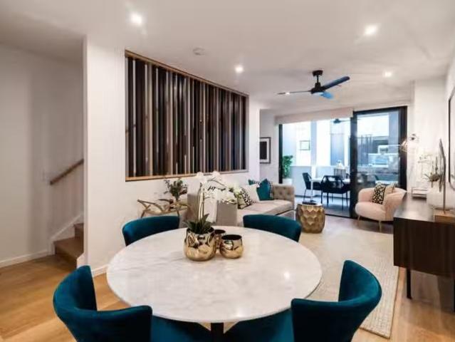 Charming 44/42 Johnston Street, BULIMBA, QLD 4171 House for.