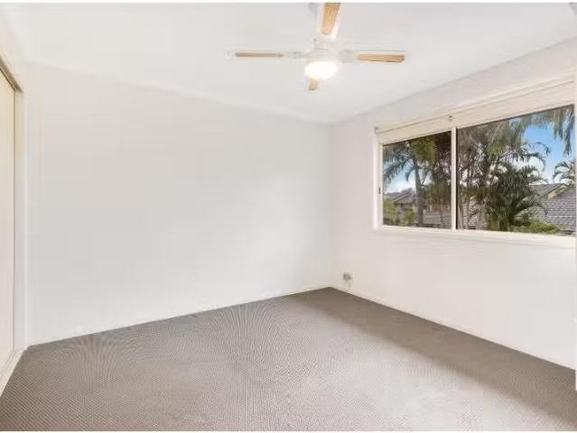 Unique 4/4 Advocate Place, Banora Point Townhouse for rent Li.