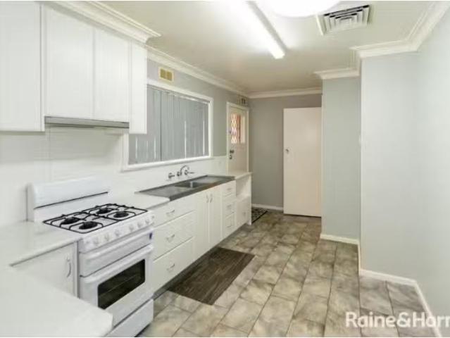 Cheap 46 Raye Street, TOLLAND House for rent Listed by Raine