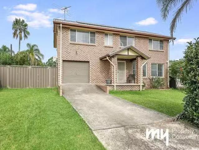 Just in! 48 Donalbain Circuit, Rosemeadow, NSW 2560