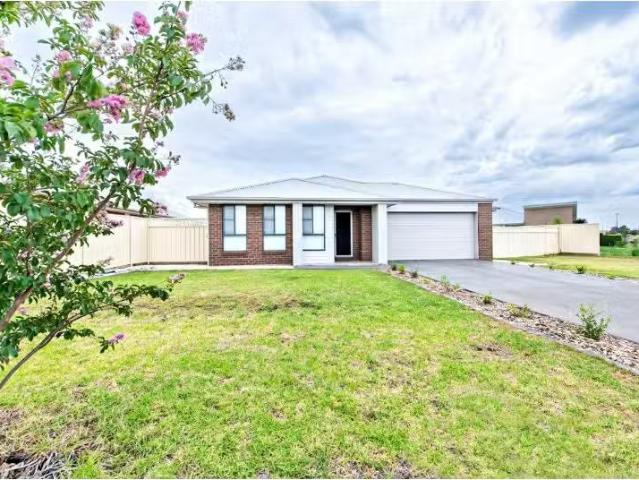 Unique 48 Page Avenue, DUBBO House for rent Listed by Chloe A.